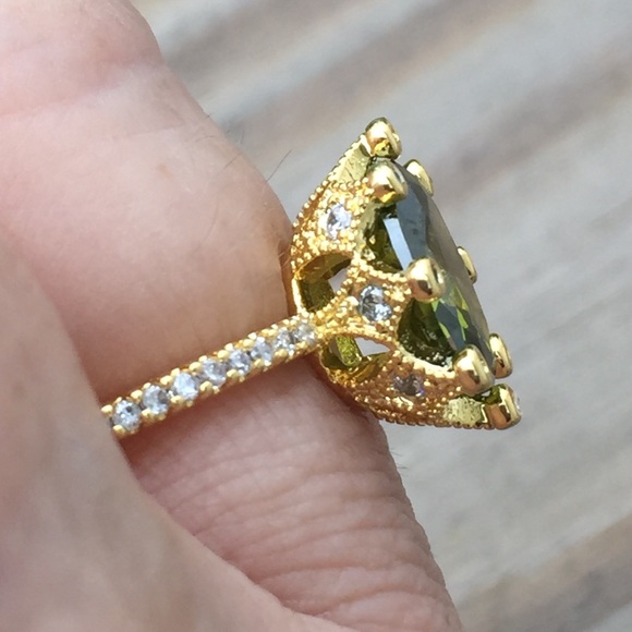 Peridot w/ cz gold over silver queen crown ring - Picture 7 of 8